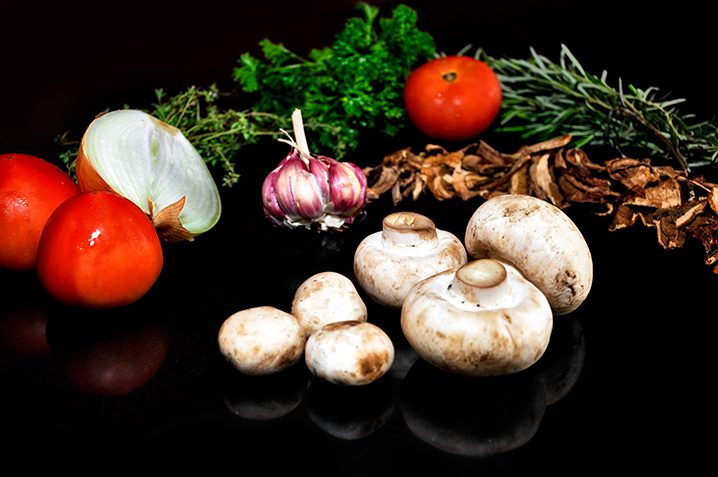 cogumelos ingredientes: cebola, alho, tomate, ervas e cogumelos
