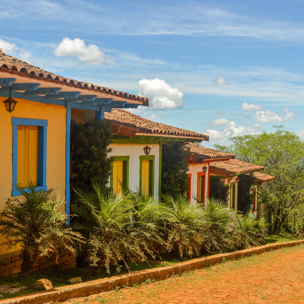 Casas antigas e coloridas, típicas da cidade de Lavras Novas, Minas Gerais. 